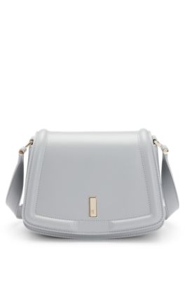 Bolso de piel con solapa, herrajes de la marca y monograma, Gris claro