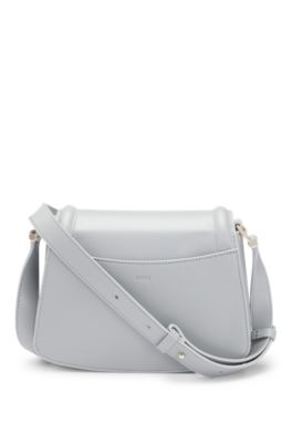Bolso de piel con solapa, herrajes de la marca y monograma, Gris claro