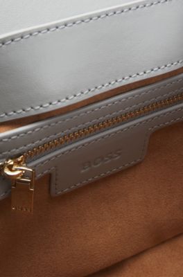 Bolso de piel con solapa, herrajes de la marca y monograma, Gris claro