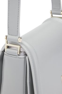 Bolso de piel con solapa, herrajes de la marca y monograma, Gris claro