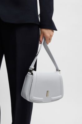 Bolso de piel con solapa, herrajes de la marca y monograma, Gris claro