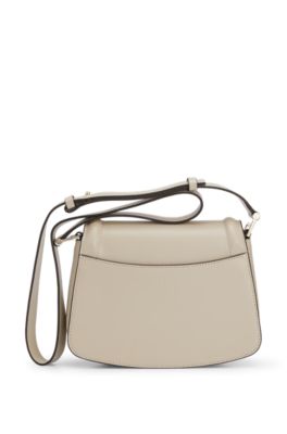 Bolso de piel con solapa, herrajes de la marca y monograma, Beige claro