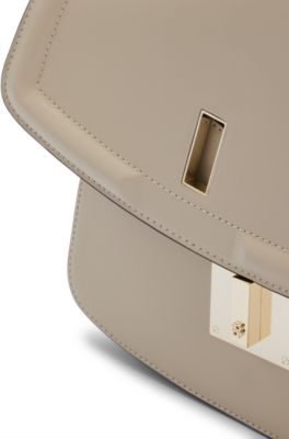 Bolso de piel con solapa, herrajes de la marca y monograma, Beige claro