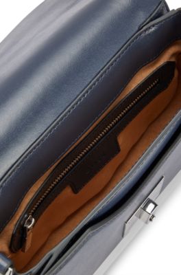 Bolso de piel con solapa, herrajes de la marca y monograma, Azul oscuro