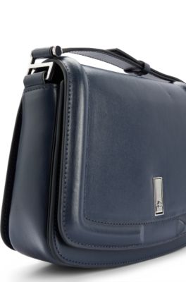 Bolso de piel con solapa, herrajes de la marca y monograma, Azul oscuro
