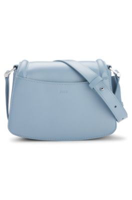 Bolso de piel con solapa, herrajes de la marca y monograma, Celeste