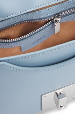 Bolso de piel con solapa, herrajes de la marca y monograma, Celeste