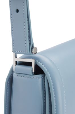 Bolso de piel con solapa, herrajes de la marca y monograma, Celeste