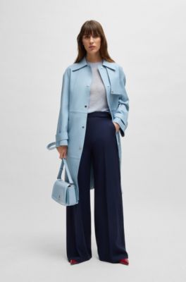 Bolso de piel con solapa, herrajes de la marca y monograma, Celeste