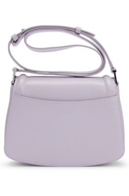 Bolso de piel con solapa, herrajes de la marca y monograma, Luz p&uacute;rpura