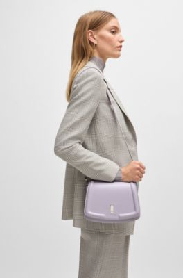 Bolso de piel con solapa, herrajes de la marca y monograma, Luz p&uacute;rpura