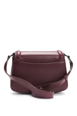 Bolso de piel con solapa, herrajes de la marca y monograma, Rojo oscuro