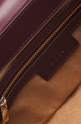 Bolso de piel con solapa, herrajes de la marca y monograma, Rojo oscuro