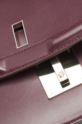 Bolso de piel con solapa, herrajes de la marca y monograma, Rojo oscuro