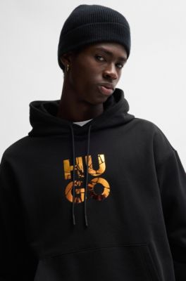 Sudadera con capucha regular fit de felpa de algod&oacute;n con logo apilado, Negro