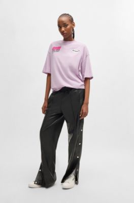 Pantalones de pernera recta en piel sint&eacute;tica con botones autom&aacute;ticos, Negro