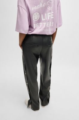 Pantalones de pernera recta en piel sint&eacute;tica con botones autom&aacute;ticos, Negro