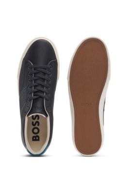 Baskets en similicuir &agrave; textures unies et grain&eacute;es, bleu clair