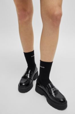 Mocasines de piel con suela gruesa y logo apilado, Negro