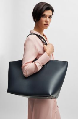 HUGO BOSS レザートートバッグ BOSS - Leather shopper bag with signature hardware - Dark Blue