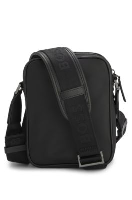 Bolso mensajero con monograma Double&nbsp;B met&aacute;lico, Negro