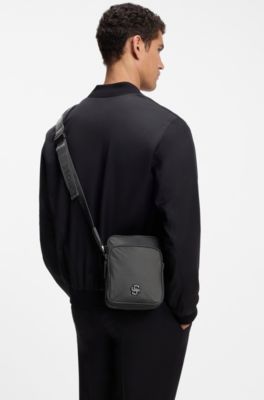 Bolso mensajero con monograma Double&nbsp;B met&aacute;lico, Gris