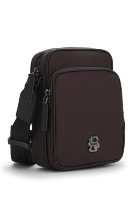 Bolso mensajero con monograma Double&nbsp;B met&aacute;lico, Marr&oacute;n oscuro
