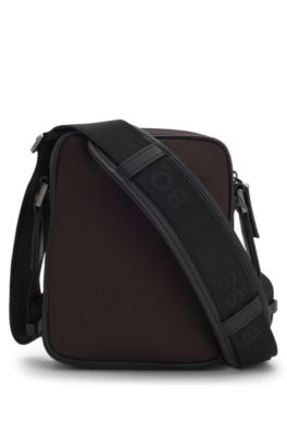 Bolso mensajero con monograma Double&nbsp;B met&aacute;lico, Marr&oacute;n oscuro