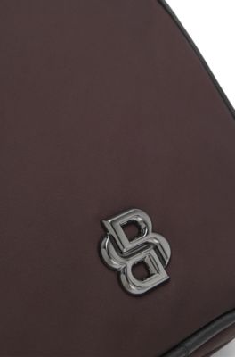 Bolso mensajero con monograma Double&nbsp;B met&aacute;lico, Marr&oacute;n oscuro