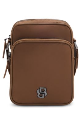 Bolso mensajero con monograma Double&nbsp;B met&aacute;lico, Marr&oacute;n