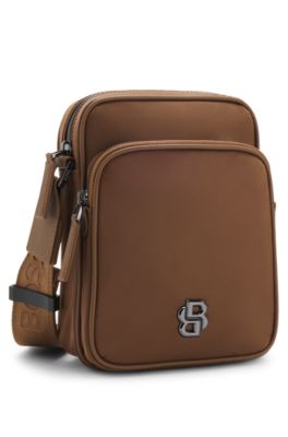 Bolso mensajero con monograma Double&nbsp;B met&aacute;lico, Marr&oacute;n