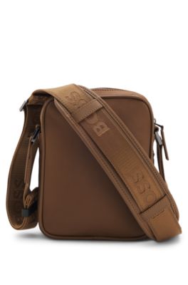 Bolso mensajero con monograma Double&nbsp;B met&aacute;lico, Marr&oacute;n