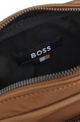 Bolso mensajero con monograma Double&nbsp;B met&aacute;lico, Marr&oacute;n