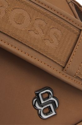 Bolso mensajero con monograma Double&nbsp;B met&aacute;lico, Marr&oacute;n