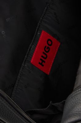 Mochila de piel sint&eacute;tica granulada con ribete de logo apilado, Negro