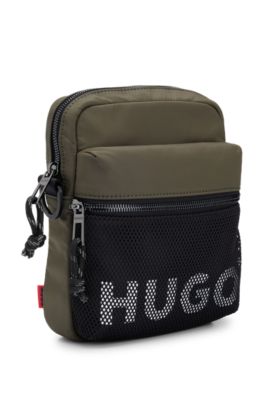 Bolso mensajero con logo en contraste y capa exterior de malla, Caqui