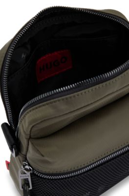 Bolso mensajero con logo en contraste y capa exterior de malla, Caqui