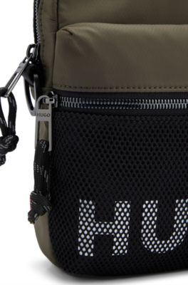 Bolso mensajero con logo en contraste y capa exterior de malla, Caqui