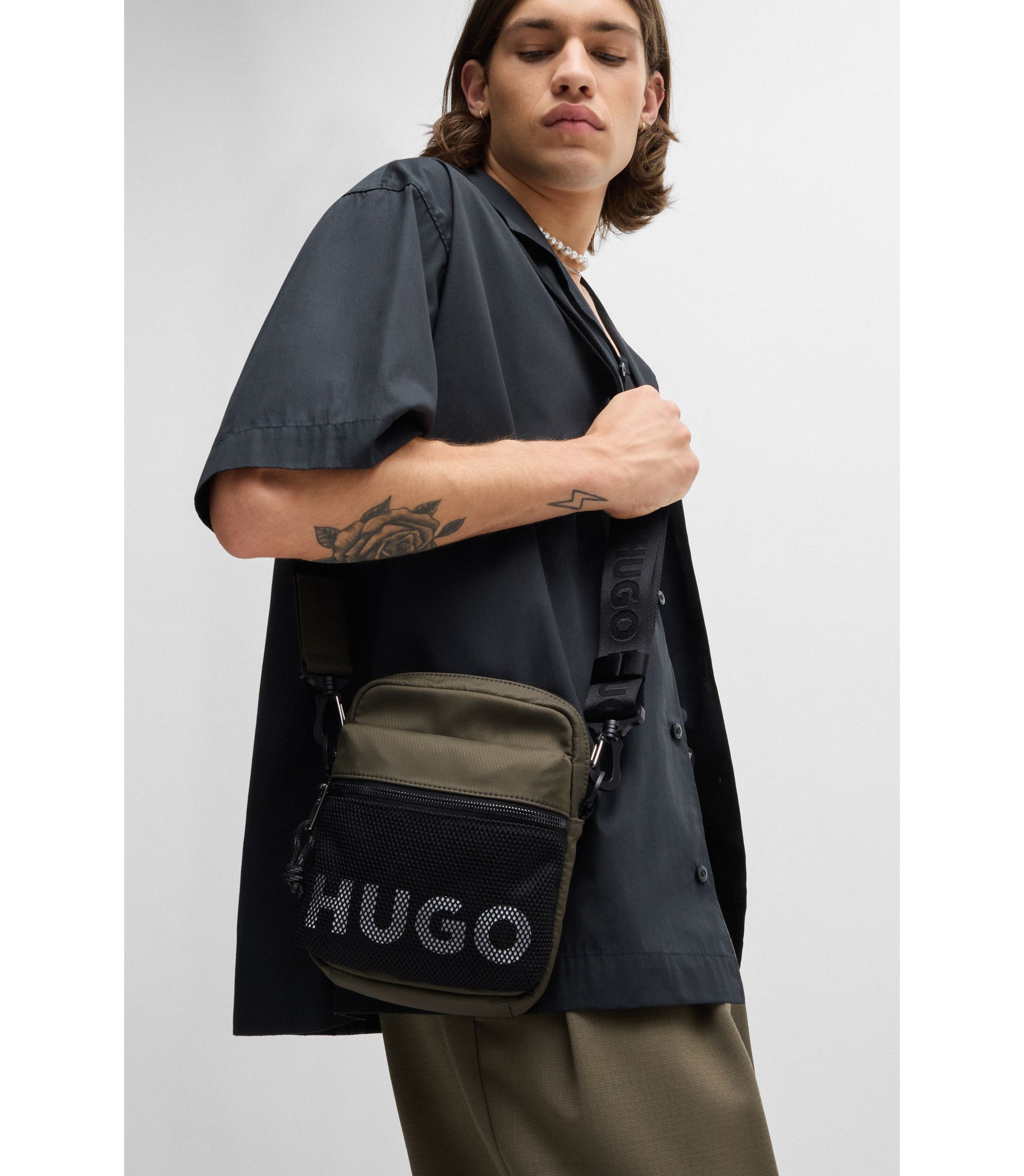 HUGO - Reporter bag with contrast logo and mesh overlay - Khaki
