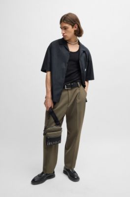 Bolso mensajero con logo en contraste y capa exterior de malla, Caqui