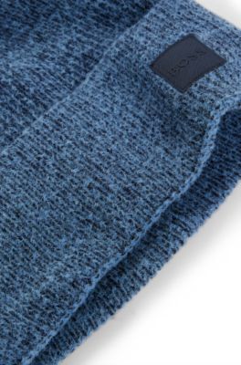 Ribbed beanie hat with contrasting logo label