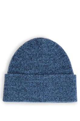 Ribbed beanie hat with contrasting logo label