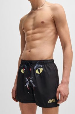Ba&ntilde;ador tipo shorts con estampado gr&aacute;fico de gato, Negro