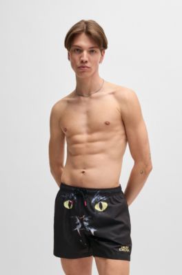 Ba&ntilde;ador tipo shorts con estampado gr&aacute;fico de gato, Negro
