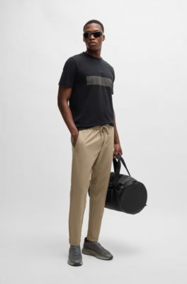 Camiseta regular fit de algod&oacute;n el&aacute;stico con dise&ntilde;o de bandera, Negro