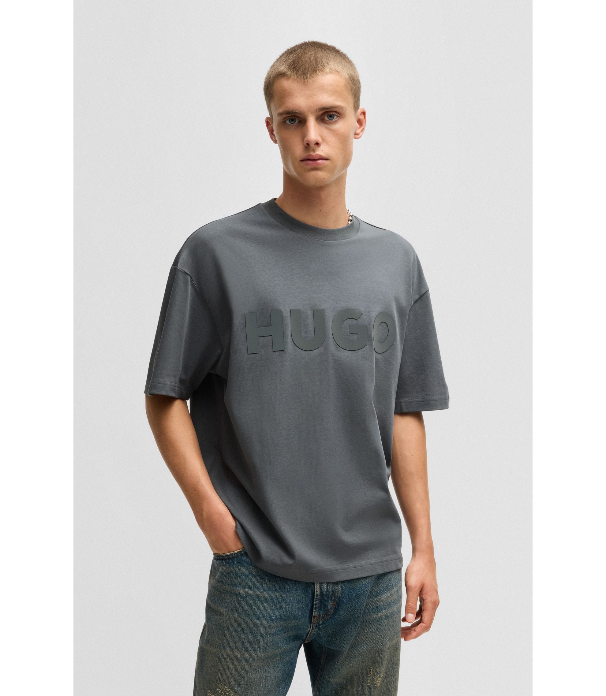 HUGO BOSS ロゴ入り グレー／ライトグレー HUGO - Oversized-fit T-shirt in cotton with reflective logo