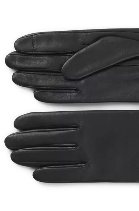 Touchscreen-friendly leather gloves with logo rivet