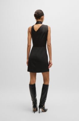 Vestido sin mangas con escote asim&eacute;trico en pico y detalle de chal, Negro