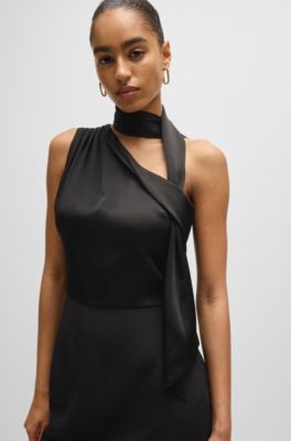 Vestido sin mangas con escote asim&eacute;trico en pico y detalle de chal, Negro