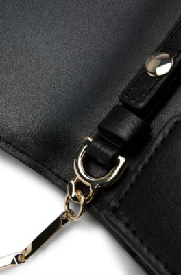 Pochette en cuir mat avec garniture m&eacute;tallique embl&eacute;matique, Noir